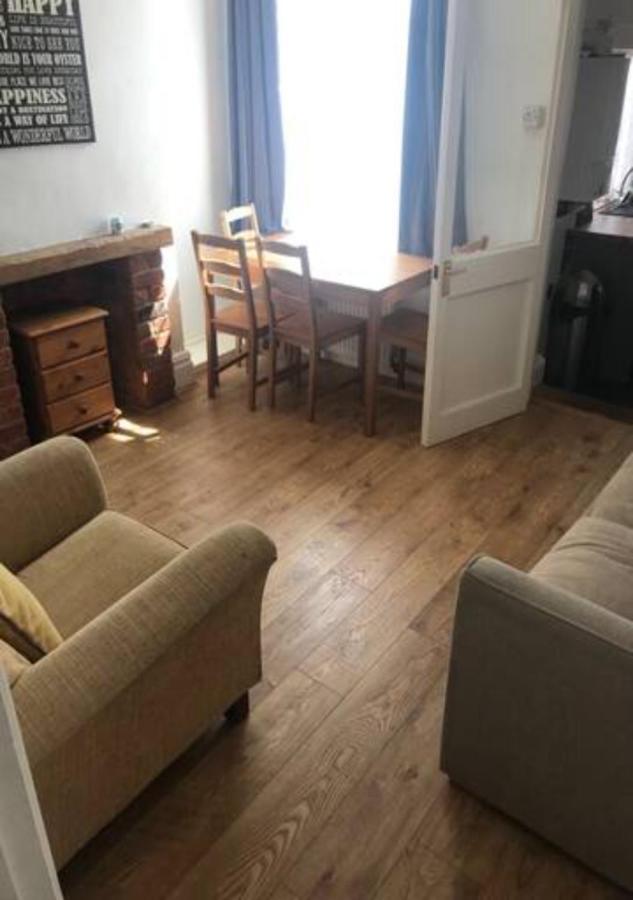 4 Bedroom House For Corporate Stays In קטרינג מראה חיצוני תמונה